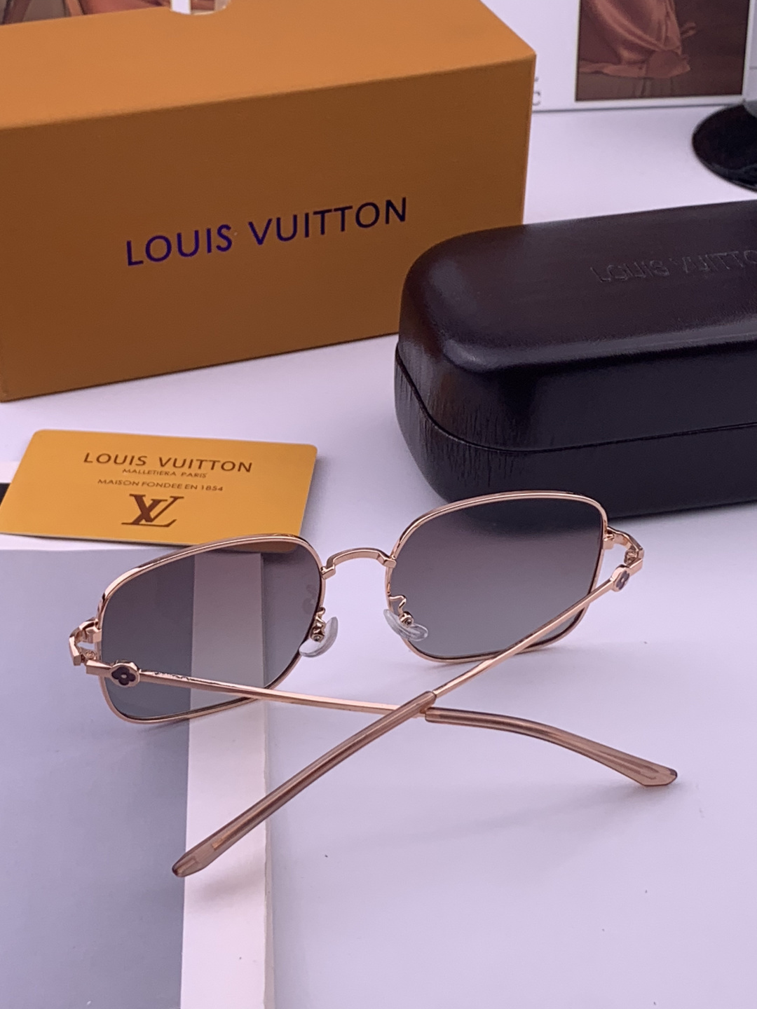 LV 。  高品质男女款墨镜   👍 进口宝丽来偏光镜片  。蛤蟆镜 开车钓鱼都可 。百搭显瘦墨镜韩版男
