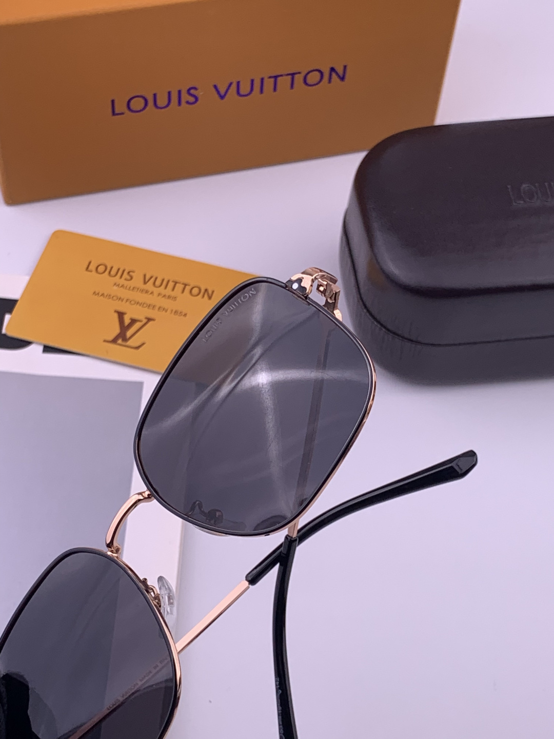LV 。  高品质男女款墨镜   👍 进口宝丽来偏光镜片  。蛤蟆镜 开车钓鱼都可 。百搭显瘦墨镜韩版男