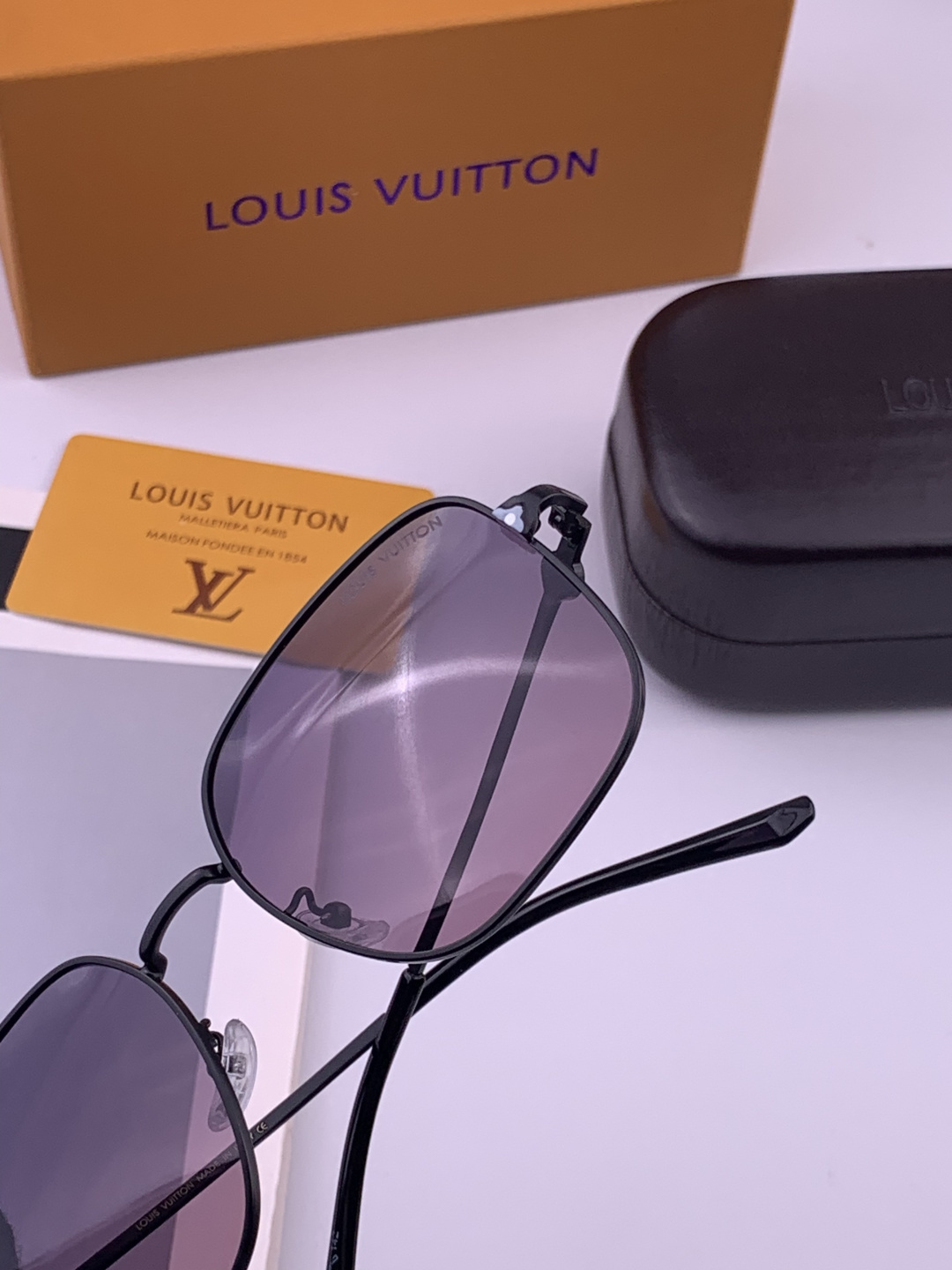 LV 。  高品质男女款墨镜   👍 进口宝丽来偏光镜片  。蛤蟆镜 开车钓鱼都可 。百搭显瘦墨镜韩版男