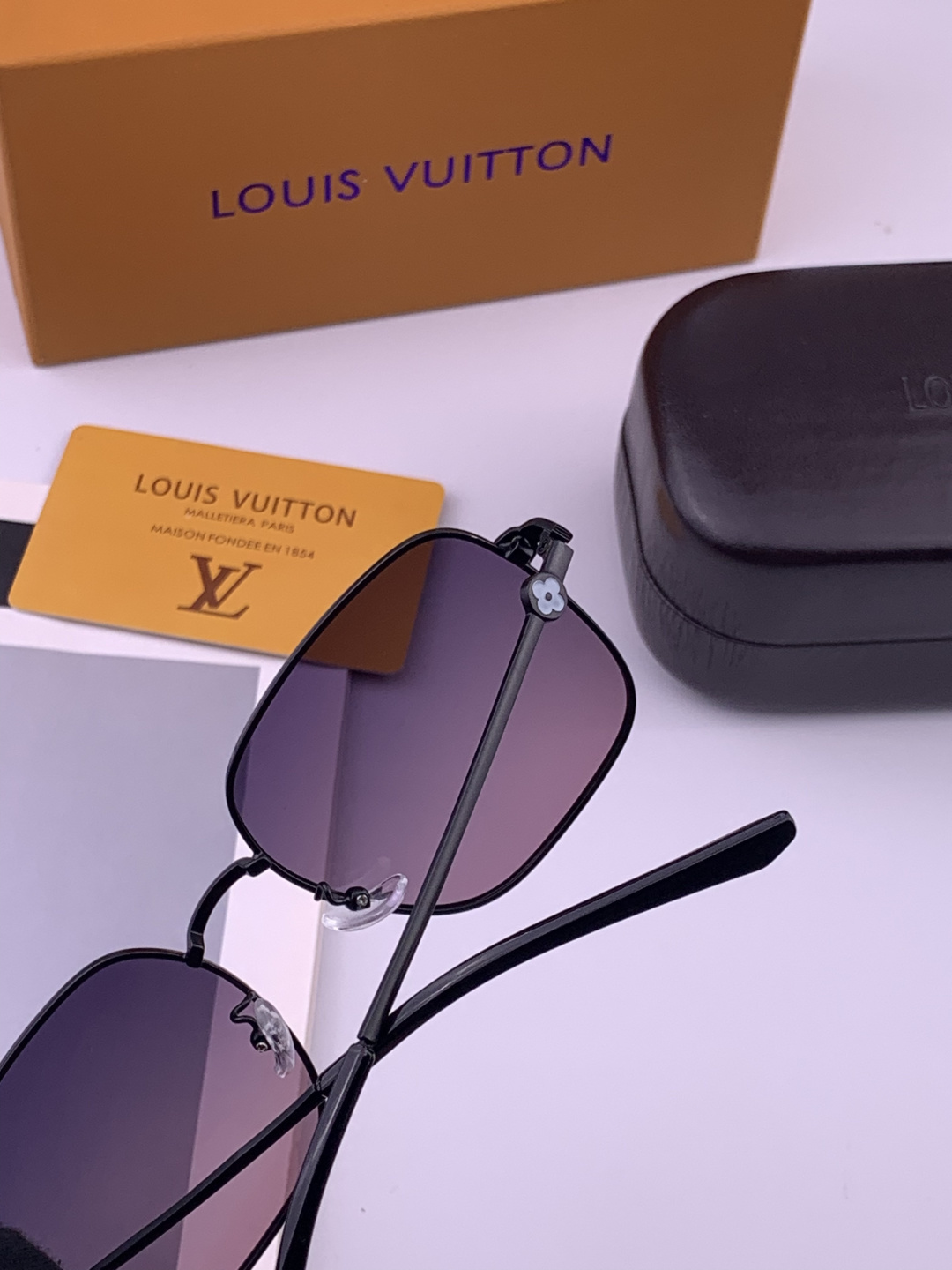LV 。  高品质男女款墨镜   👍 进口宝丽来偏光镜片  。蛤蟆镜 开车钓鱼都可 。百搭显瘦墨镜韩版男