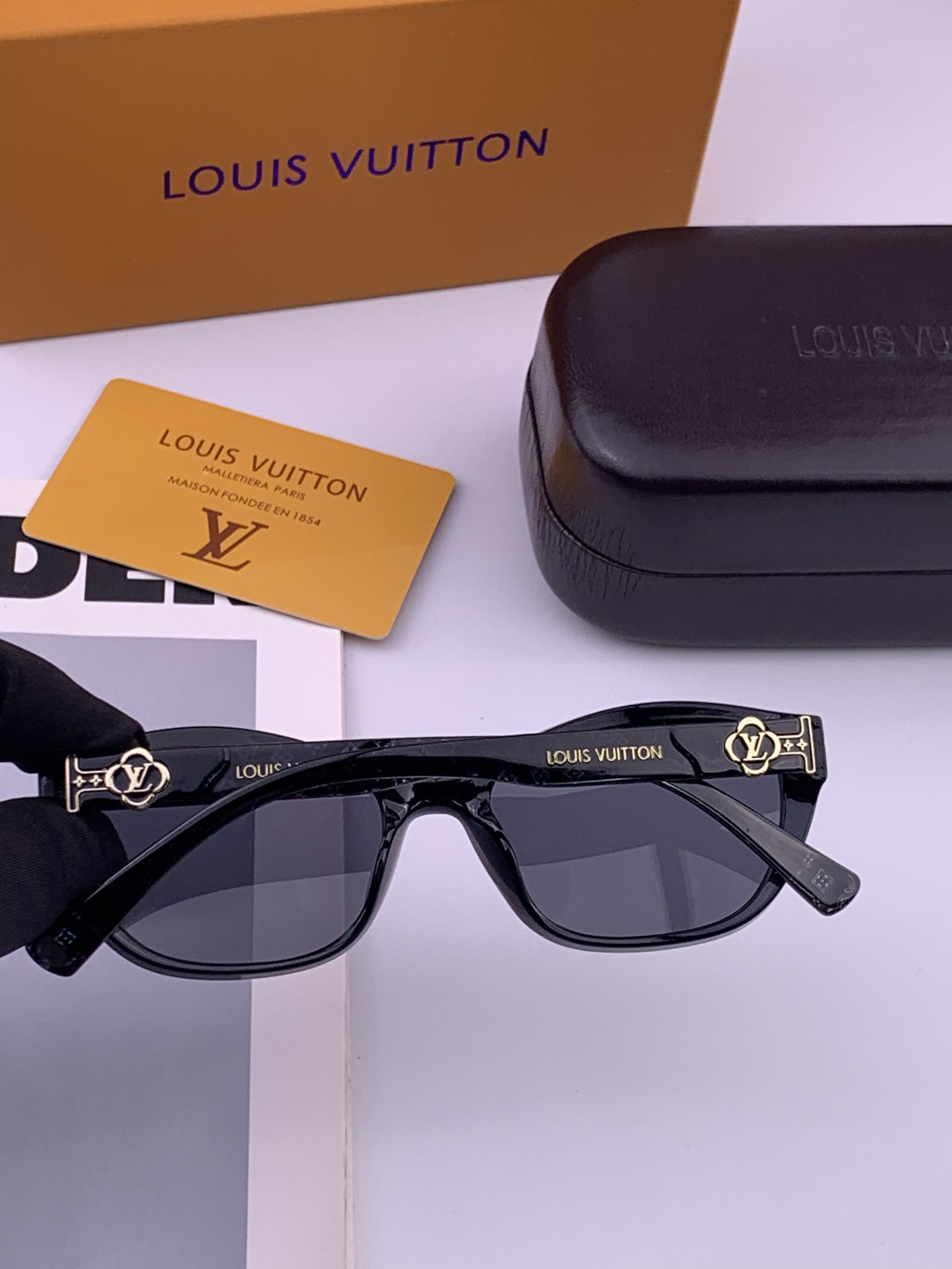 LV 开春新款  潮流爆款 时尚方框太阳镜 高品质 佩戴舒适 网红潮款墨镜 型号L2552