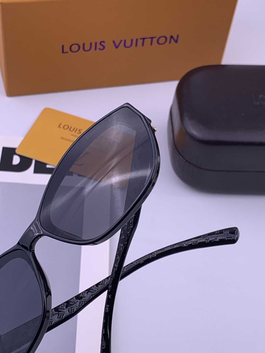 LV 开春新款  潮流爆款 时尚方框太阳镜 高品质 佩戴舒适 网红潮款墨镜 型号L2552