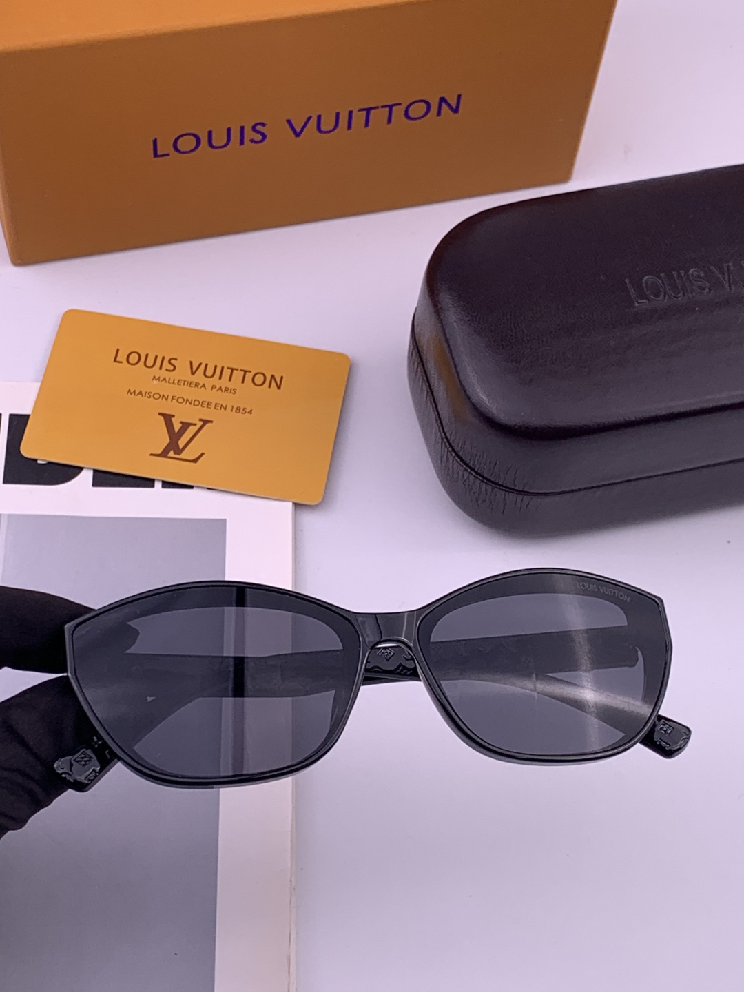 LV 开春新款  潮流爆款 时尚方框太阳镜 高品质 佩戴舒适 网红潮款墨镜 型号L2552