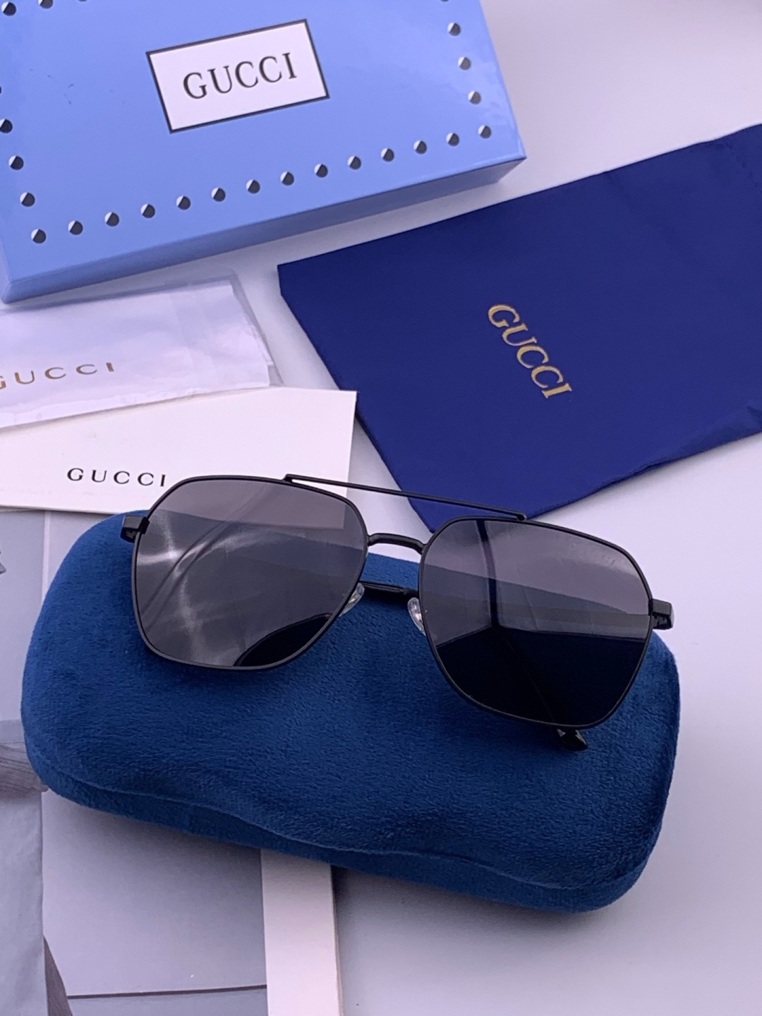 Gucci 。  高品质男女款墨镜   👍 进口宝丽来偏光镜片  。蛤蟆镜 开车钓鱼都可 。百搭显瘦墨镜