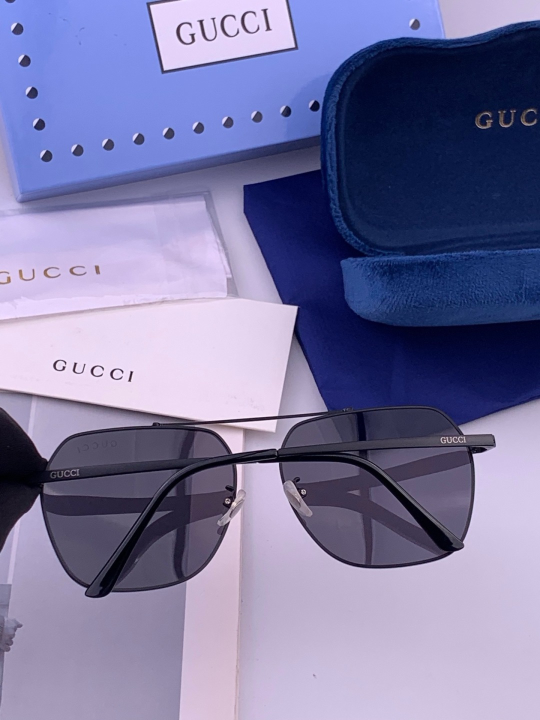 Gucci 。  高品质男女款墨镜   👍 进口宝丽来偏光镜片  。蛤蟆镜 开车钓鱼都可 。百搭显瘦墨镜