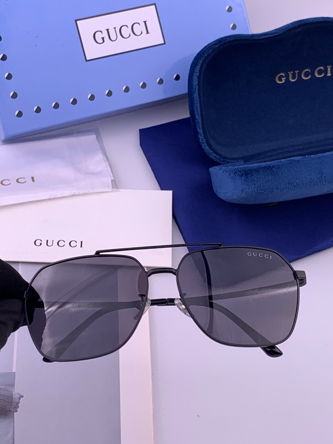 Gucci 。  高品质男女款墨镜   👍 进口宝丽来偏光镜片  。蛤蟆镜 开车钓鱼都可 。百搭显瘦墨镜
