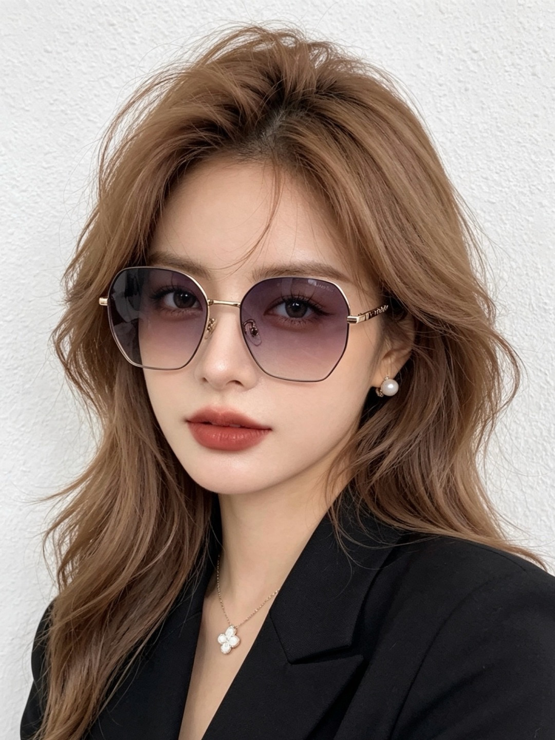 新品CHANEL 香奈儿太阳镜以独特魅力和前卫风格诠释春夏最新眼镜，以方框设计两边经典小香珍珠做点缀，中