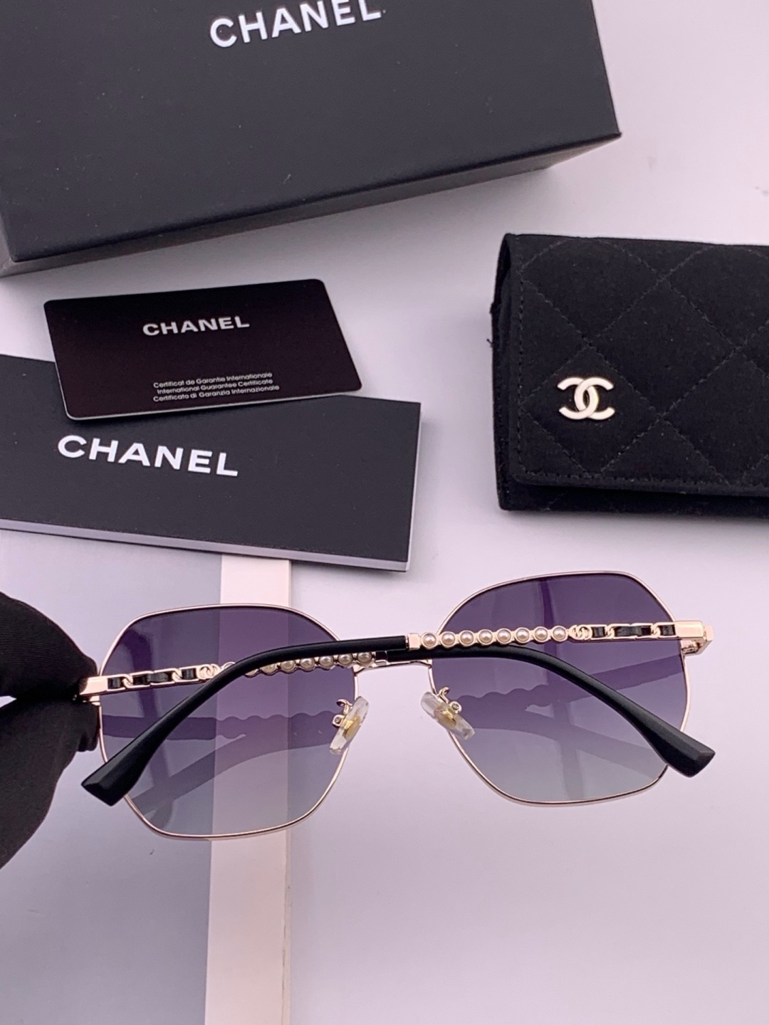 新品CHANEL 香奈儿太阳镜以独特魅力和前卫风格诠释春夏最新眼镜，以方框设计两边经典小香珍珠做点缀，中