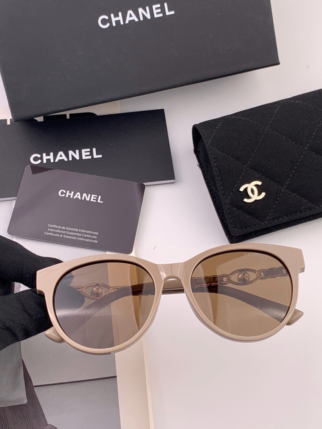 🔺CHANEL🔻官方早春新款，众多明星同款[色]香奈儿‼️‼️新款珍珠大框偏光墨镜 ，🌈🌈宝丽来超清偏光