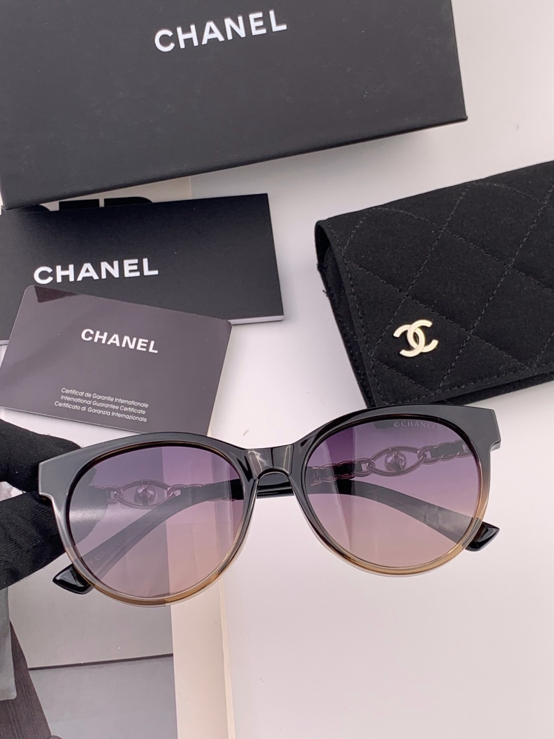 🔺CHANEL🔻官方早春新款，众多明星同款[色]香奈儿‼️‼️新款珍珠大框偏光墨镜 ，🌈🌈宝丽来超清偏光
