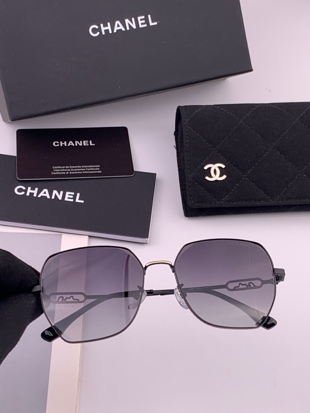 【CHANEL】香奈儿  新款尼龙偏光太眼镜，无框钻石 切边更有质感，大气女人范儿，大脸小脸都好看 ！型