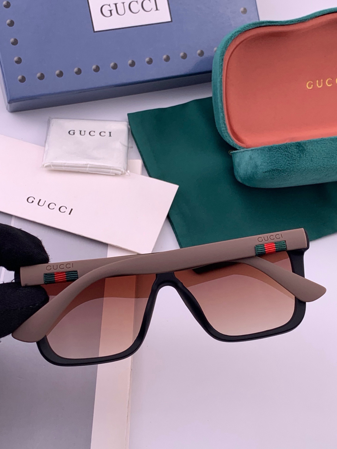 Gucci 。  高品质男女款墨镜   👍  。 开车钓鱼都可 。百搭显瘦墨镜韩版男士飞行员大框司机开车