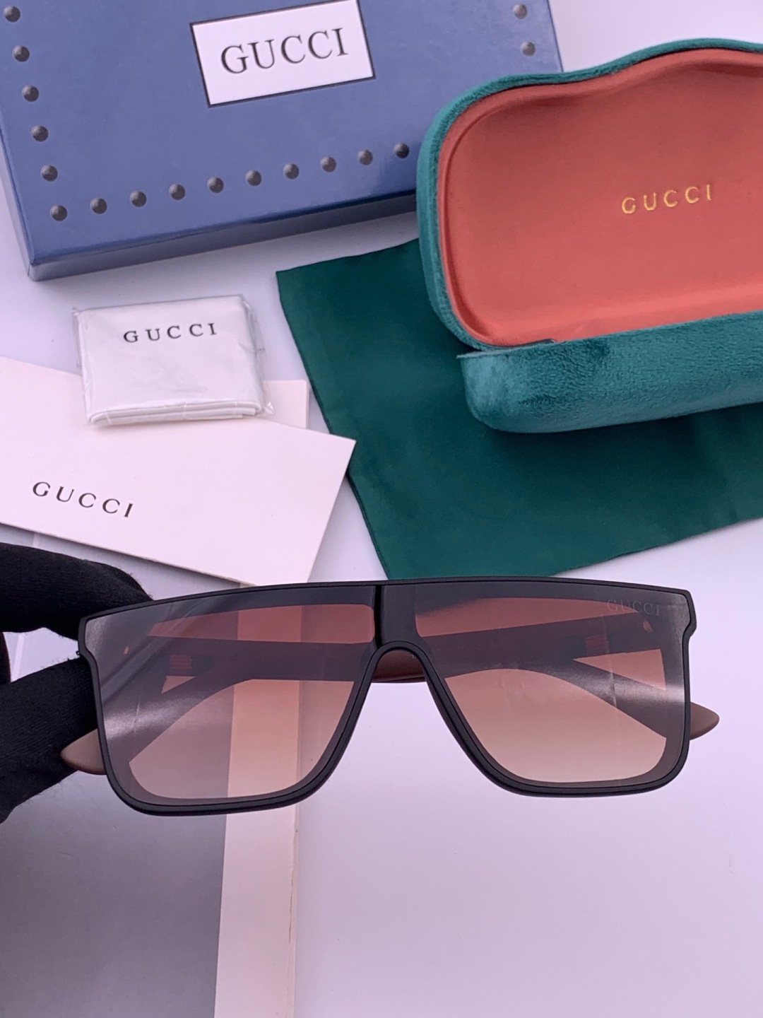 Gucci 。  高品质男女款墨镜   👍  。 开车钓鱼都可 。百搭显瘦墨镜韩版男士飞行员大框司机开车