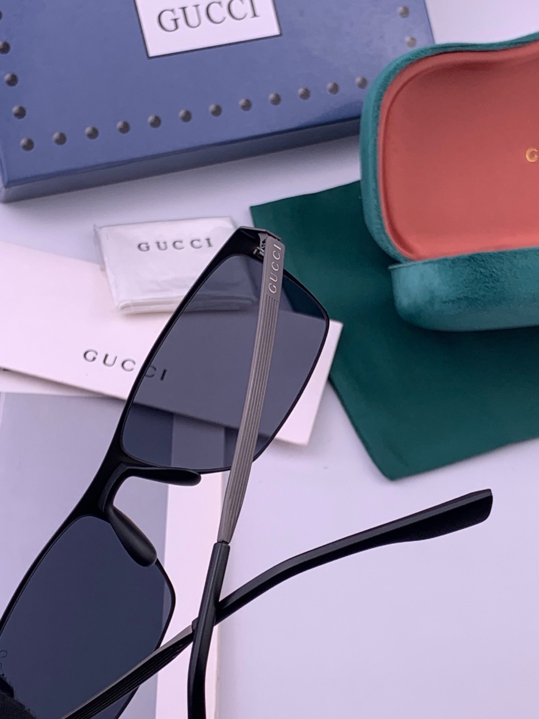 GUCCI 男款炫彩飞行员偏光太阳镜 ❤️材质：高清尼龙加厚卡槽高清偏光镜片 🌹无边框镜架💕颜👍型号：G