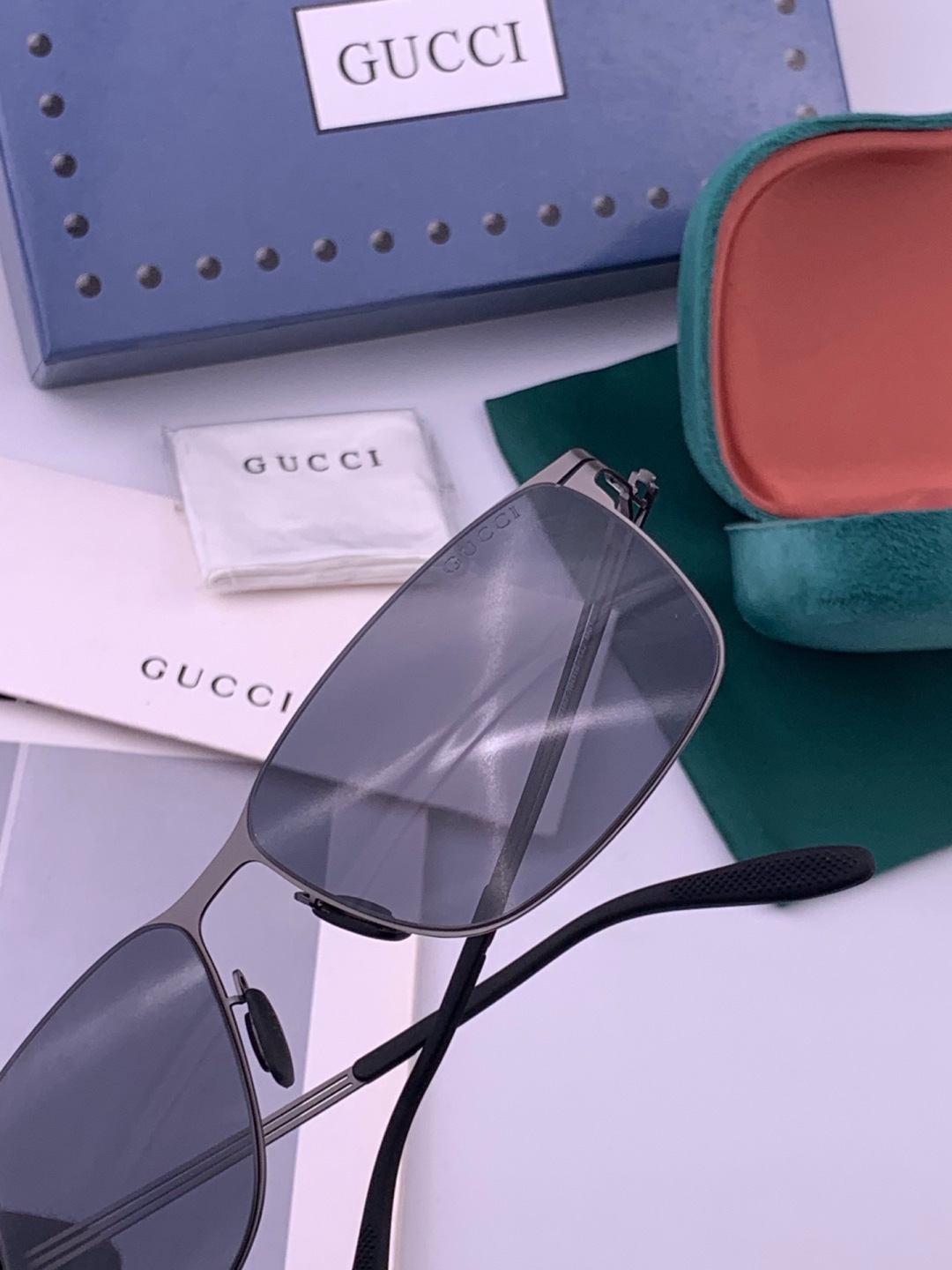 ♦️ GUCCI 新款男女情侣款太阳镜iP电镀永不褪色 超轻超有弹性整幅眼镜无螺丝重要的是压不坏 高清尼