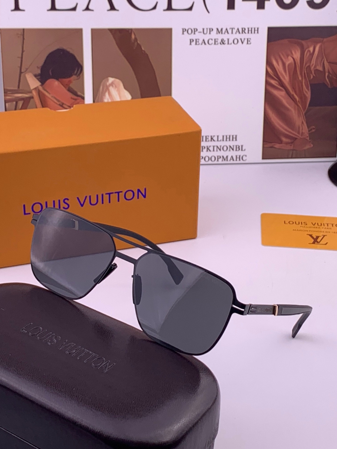 ♦️LV  新款男女情侣款太阳镜多边形墨镜iP电镀永不褪色 超轻超有弹性整幅眼镜无螺丝重要的是压不坏 高