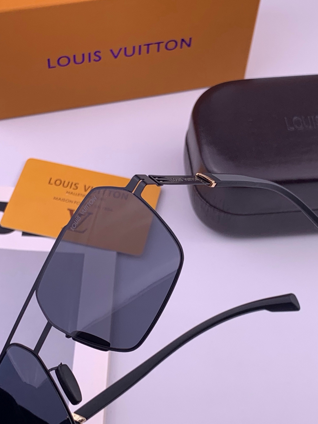 ♦️LV  新款男女情侣款太阳镜多边形墨镜iP电镀永不褪色 超轻超有弹性整幅眼镜无螺丝重要的是压不坏 高