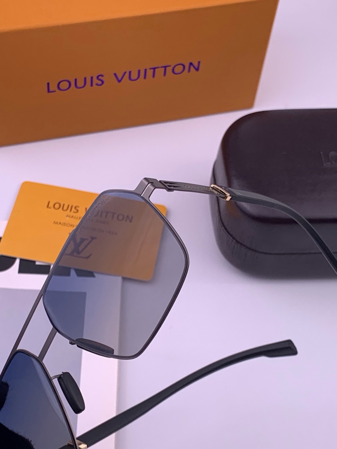 ♦️LV  新款男女情侣款太阳镜多边形墨镜iP电镀永不褪色 超轻超有弹性整幅眼镜无螺丝重要的是压不坏 高