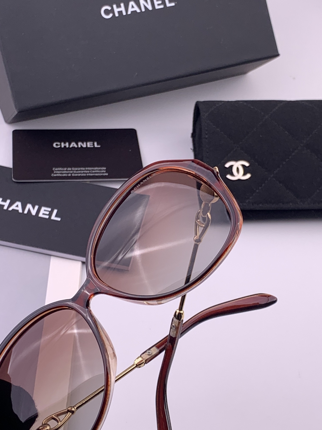 新品CHANEL 香奈儿太阳镜以独特魅力和前卫风格诠释春夏最新眼镜，质感超好佩带舒适 型号：CH042
