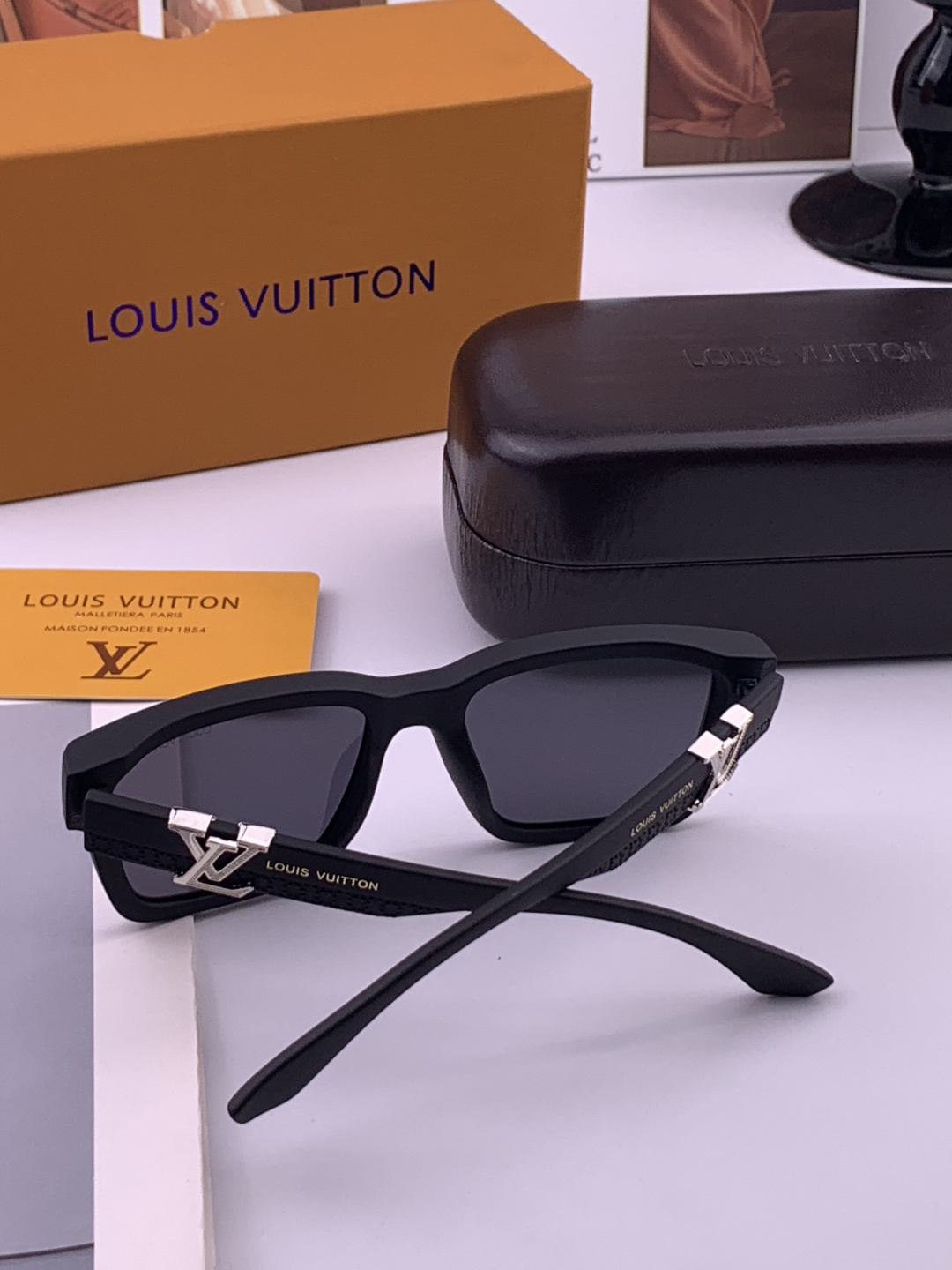 LV 开春新款  潮流爆款 时尚方框太阳镜 高品质 佩戴舒适 网红潮款墨镜 型号 L3551