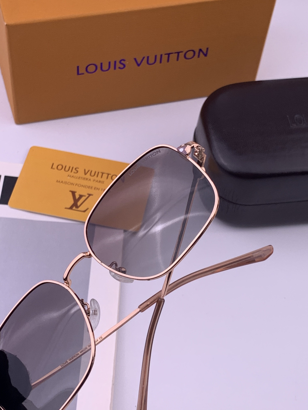 LV 🔥  高品质男女款墨镜   👍 进口宝丽来偏光镜片  🔥蛤蟆镜 开车钓鱼都可 🔥百搭显瘦墨镜韩版男