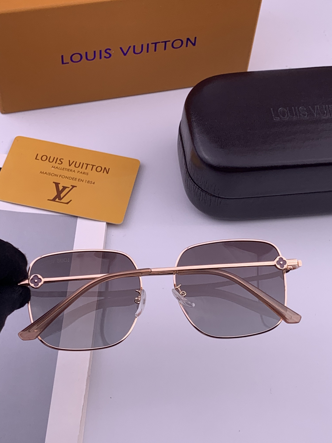 LV 🔥  高品质男女款墨镜   👍 进口宝丽来偏光镜片  🔥蛤蟆镜 开车钓鱼都可 🔥百搭显瘦墨镜韩版男