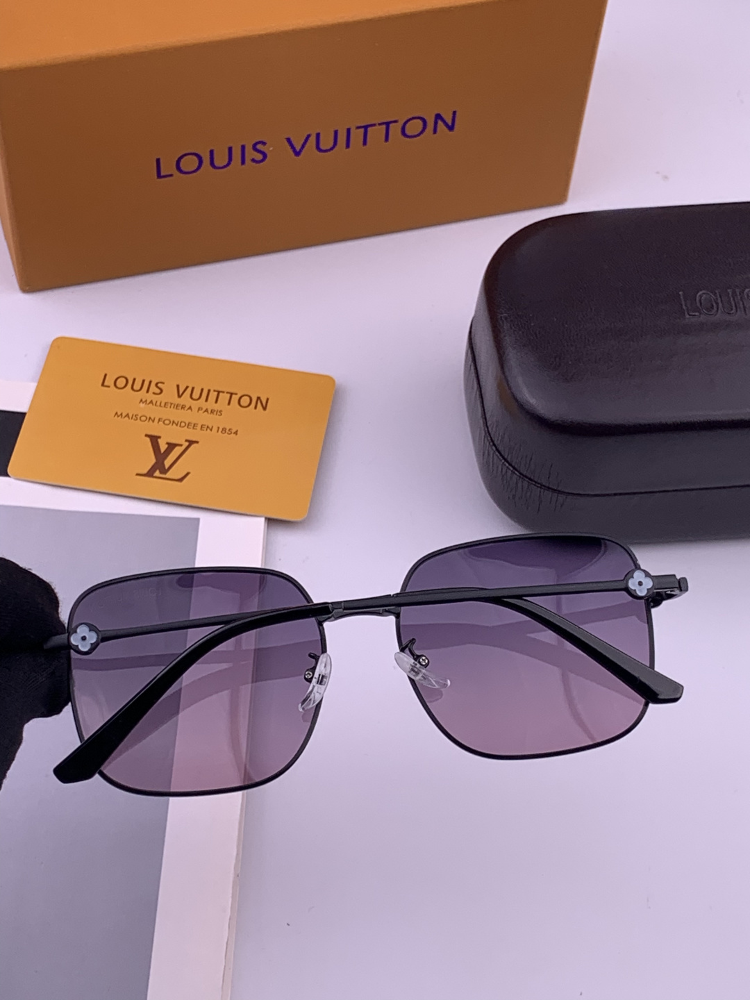 LV 🔥  高品质男女款墨镜   👍 进口宝丽来偏光镜片  🔥蛤蟆镜 开车钓鱼都可 🔥百搭显瘦墨镜韩版男