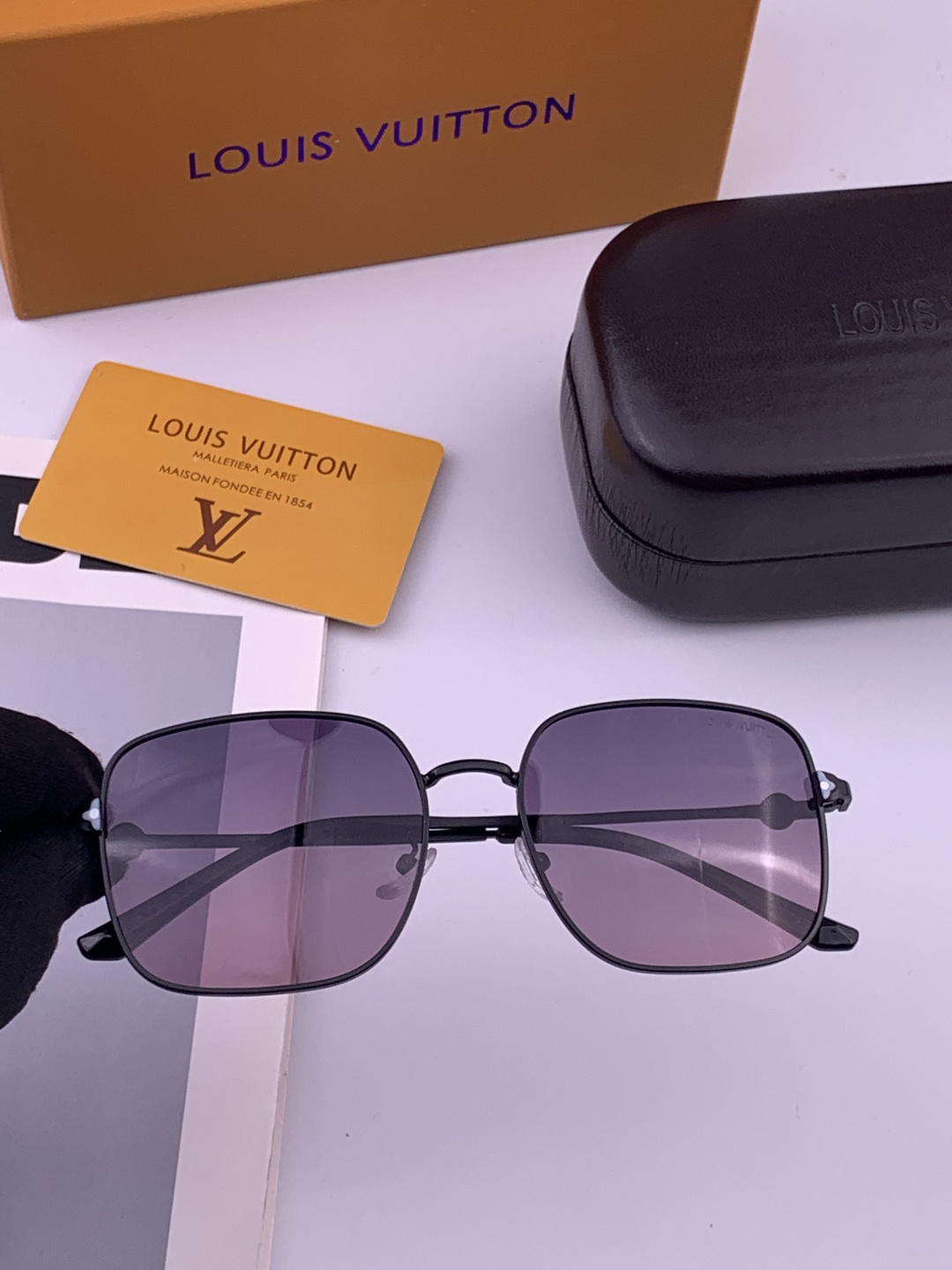 LV 🔥  高品质男女款墨镜   👍 进口宝丽来偏光镜片  🔥蛤蟆镜 开车钓鱼都可 🔥百搭显瘦墨镜韩版男