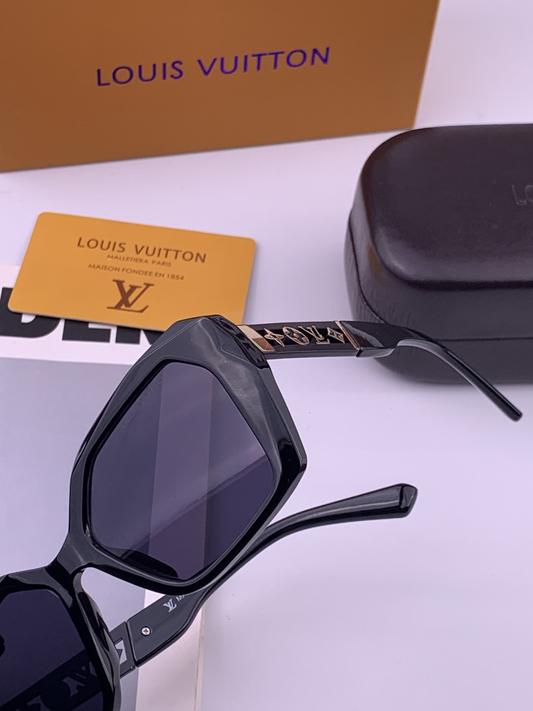 LV 开春新款  潮流爆款 时尚方框太阳镜 高品质 佩戴舒适 网红潮款墨镜 型号L5230