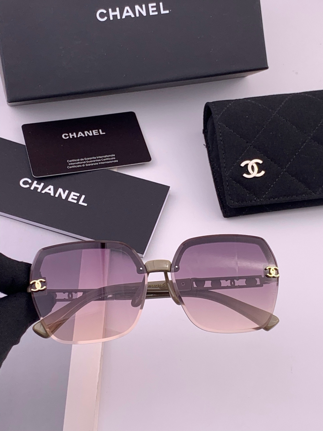 新品CHANEL 香奈儿太阳镜以独特魅力和前卫风格诠释春夏最新眼镜，质感超好佩带舒适 型号：CH6700