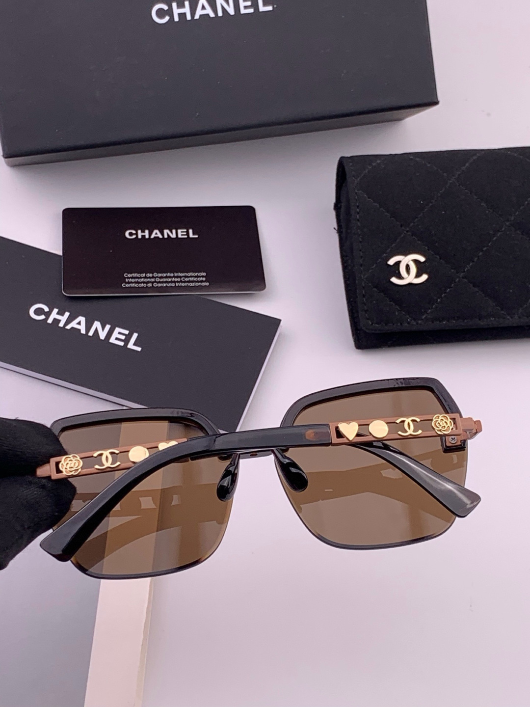 新品CHANEL 香奈儿太阳镜以独特魅力和前卫风格诠释春夏最新眼镜，质感超好佩带舒适 型号：CH6700