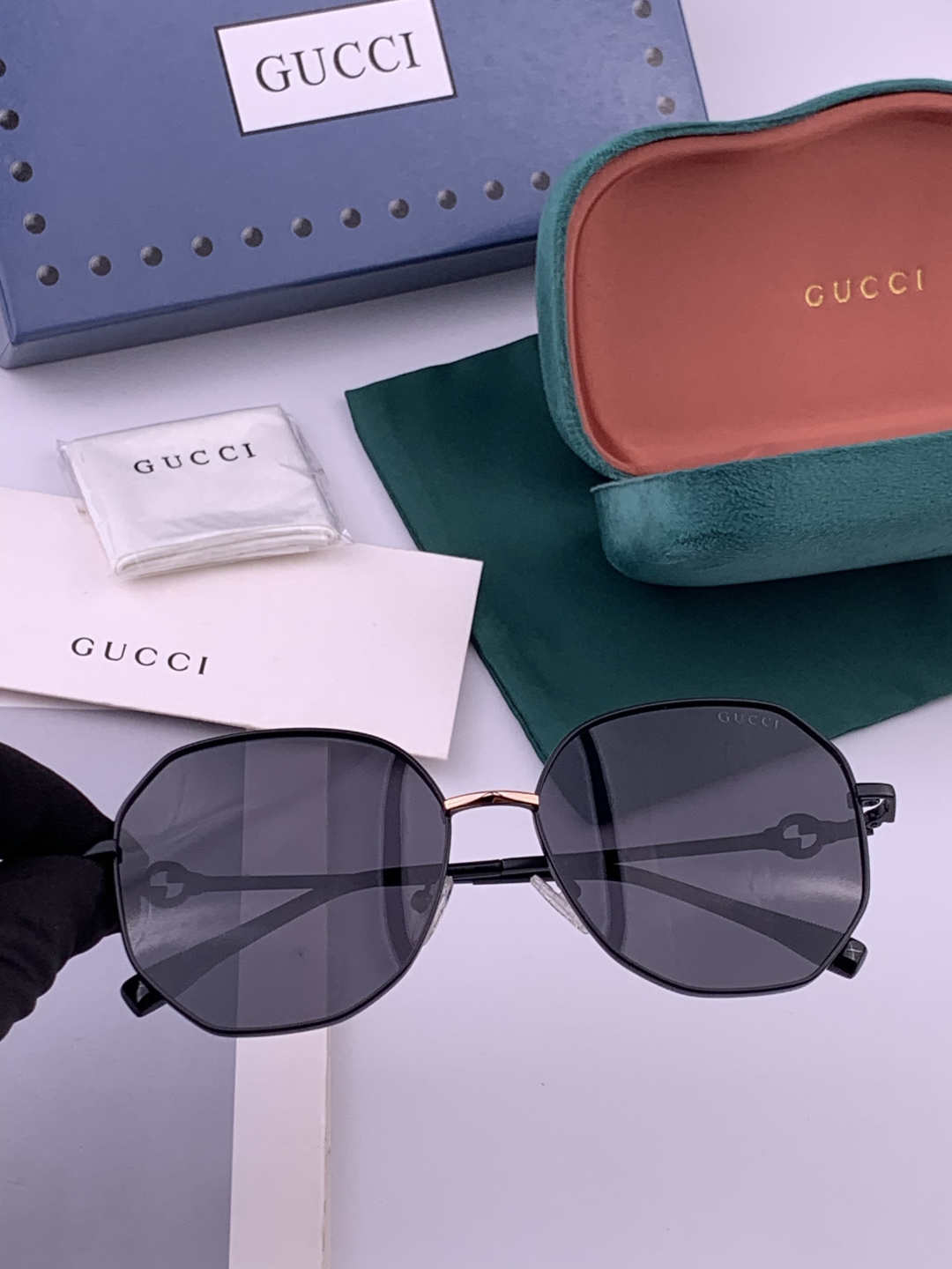 超好看 潮酷【GUCCI】古驰 新款款太阳镜以独特魅力和前卫风格诠释春夏最新眼镜，以方框设计两边经典lo