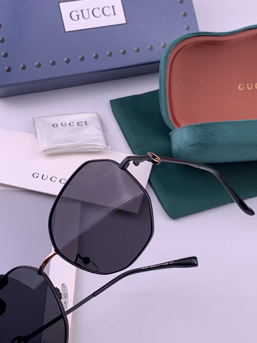 超好看 潮酷【GUCCI】古驰 新款款太阳镜以独特魅力和前卫风格诠释春夏最新眼镜，以方框设计两边经典lo