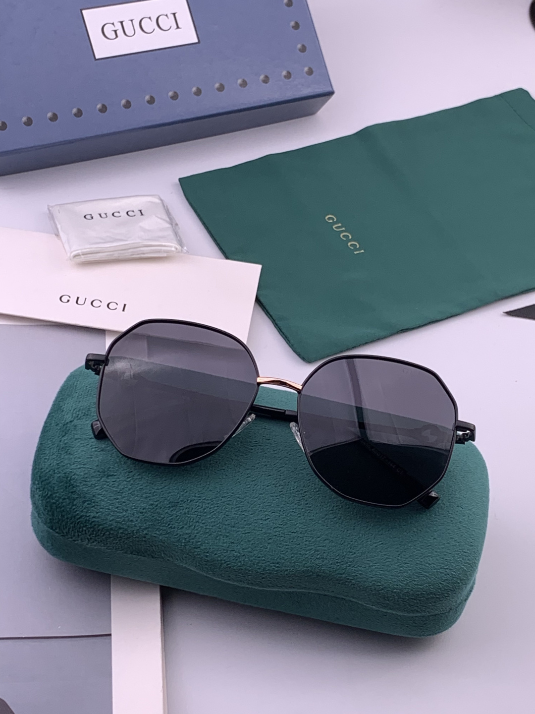超好看 潮酷【GUCCI】古驰 新款款太阳镜以独特魅力和前卫风格诠释春夏最新眼镜，以方框设计两边经典lo