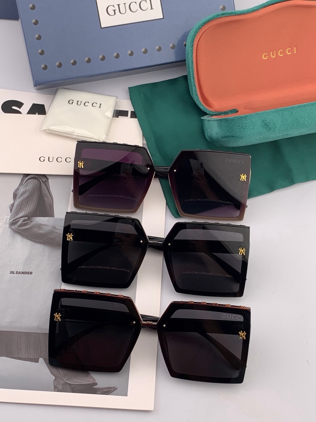 Gucci联名系列限量版经典的方框设计，不挑脸型，无论搭配大衣还是连衣裙都非常显气质 偏光镜片预防紫外线