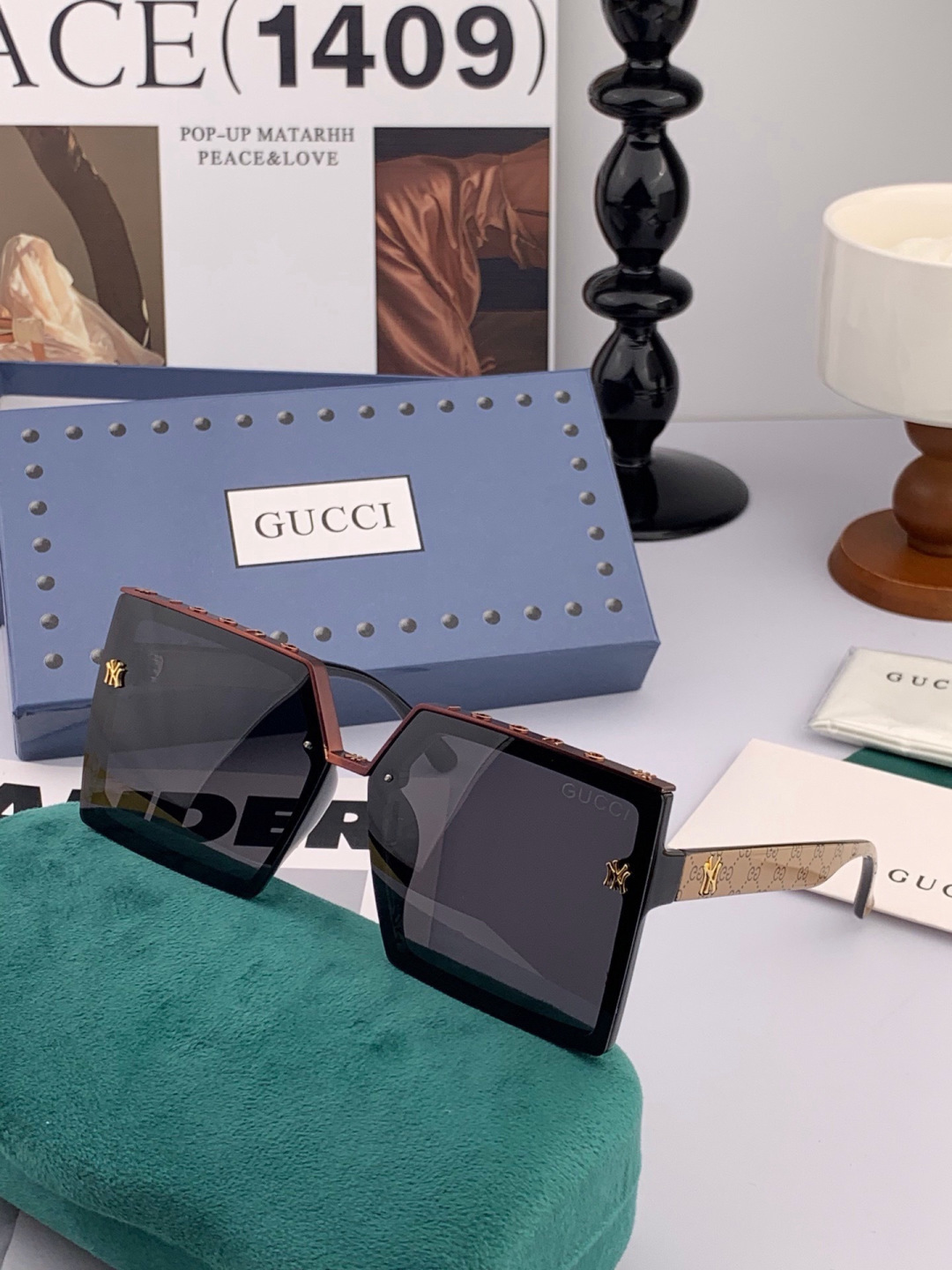 Gucci联名系列限量版经典的方框设计，不挑脸型，无论搭配大衣还是连衣裙都非常显气质 偏光镜片预防紫外线