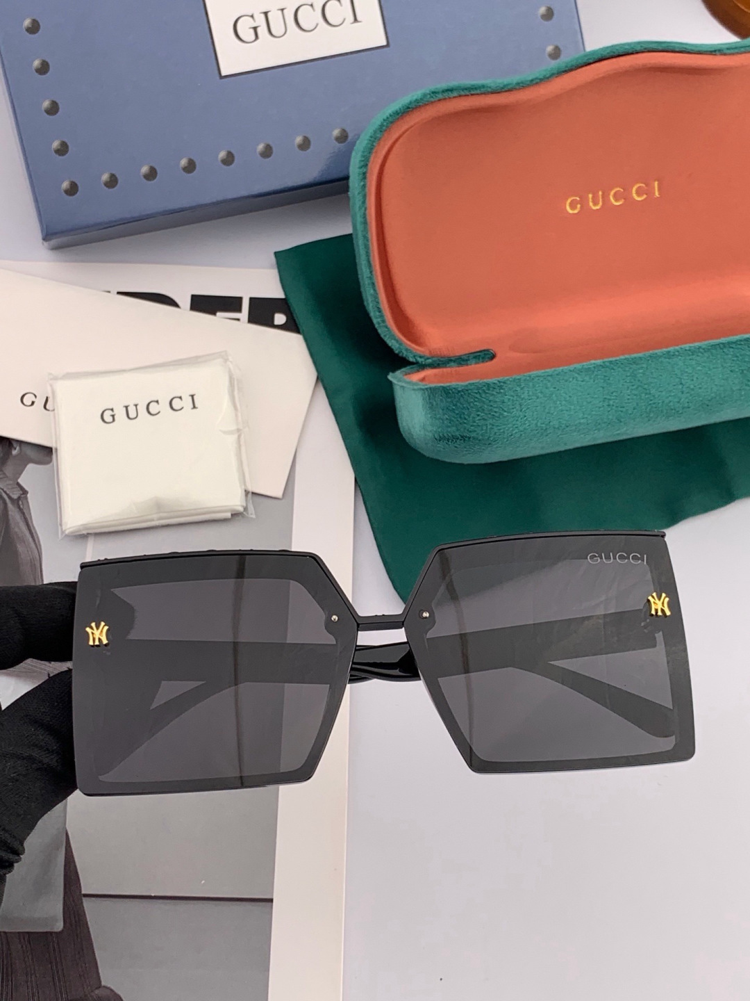 Gucci联名系列限量版经典的方框设计，不挑脸型，无论搭配大衣还是连衣裙都非常显气质 偏光镜片预防紫外线