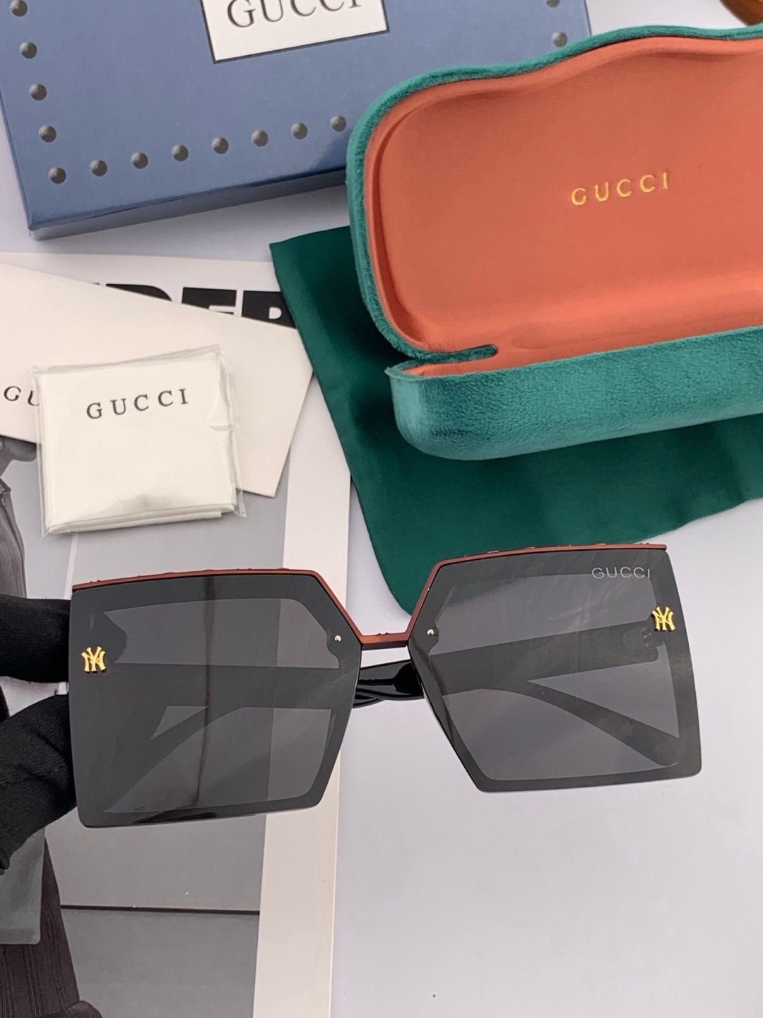 Gucci联名系列限量版经典的方框设计，不挑脸型，无论搭配大衣还是连衣裙都非常显气质 偏光镜片预防紫外线