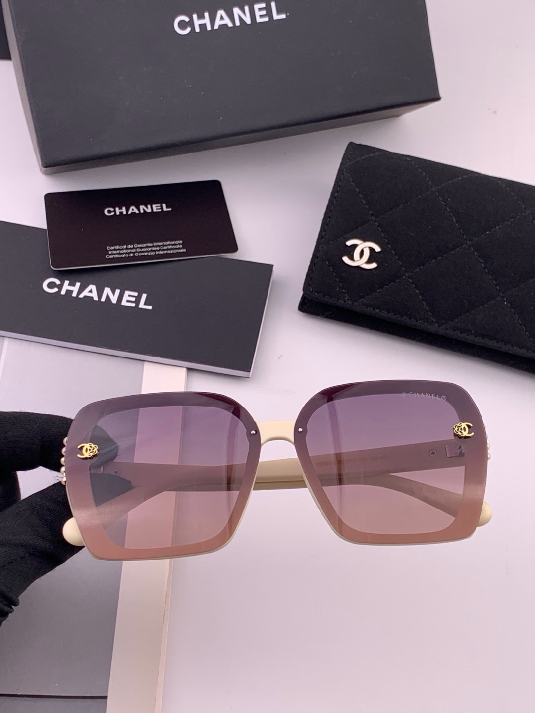 🔺CHANEL🔻官方早春新款，众多明星同款[色]香奈儿‼️‼️新款大框偏光墨镜 ，镜腿LOGO小珍珠🌈🌈