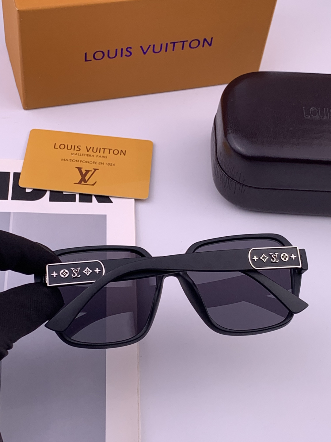 LV 开春新款  潮流爆款 时尚方框太阳镜 高品质 佩戴舒适 网红潮款墨镜 型号L3305