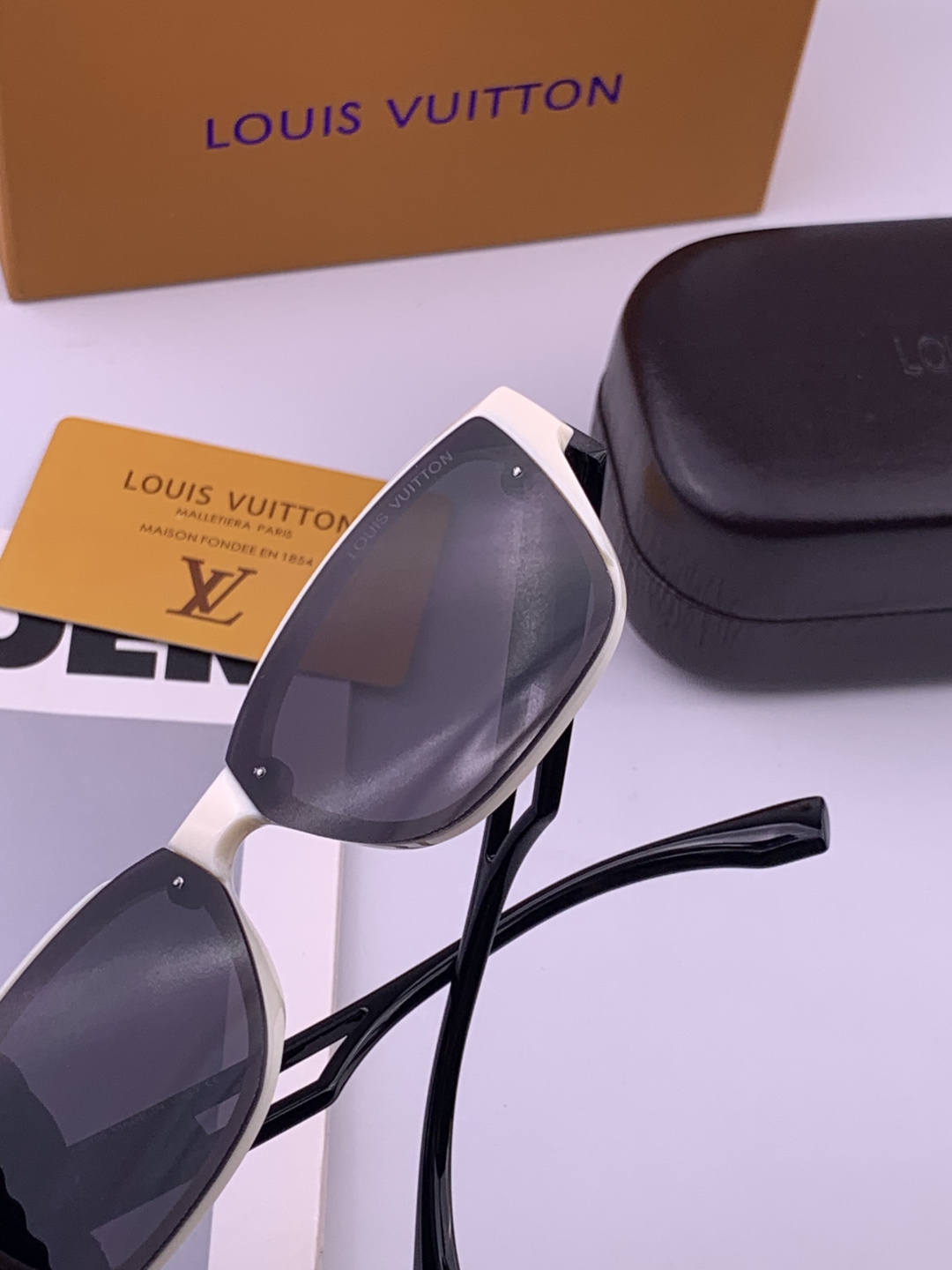 LV 开春新款  潮流爆款 时尚方框太阳镜 高品质 佩戴舒适 网红潮款墨镜 型号L7310