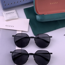 GUCCI-新款情侣款偏光太阳镜、完美品质,独特设计 高品质 高档哑色男仕太阳镜铝镁材质的镜架超轻还防 GUCCI-新款情侣款偏光太阳镜、完美品质,独特设计 高品质 高档哑色男仕太阳镜铝镁材质的镜架超轻还防