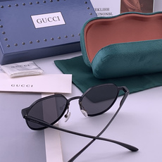 GUCCI-新款情侣款偏光太阳镜、完美品质,独特设计 高品质 高档哑色男仕太阳镜铝镁材质的镜架超轻还防 GUCCI-新款情侣款偏光太阳镜、完美品质,独特设计 高品质 高档哑色男仕太阳镜铝镁材质的镜架超轻还防