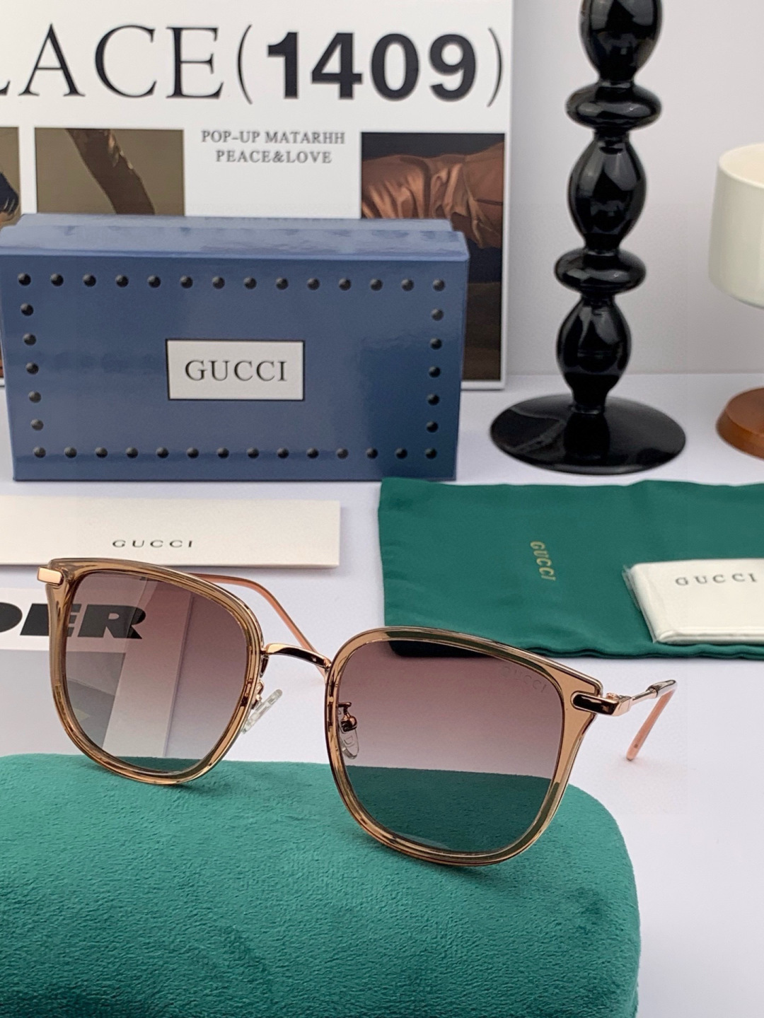 Gucci   经典的方框设计，不挑脸型，无论搭配大衣还是连衣裙都非常显气质偏光镜片预防紫外线 型号：G