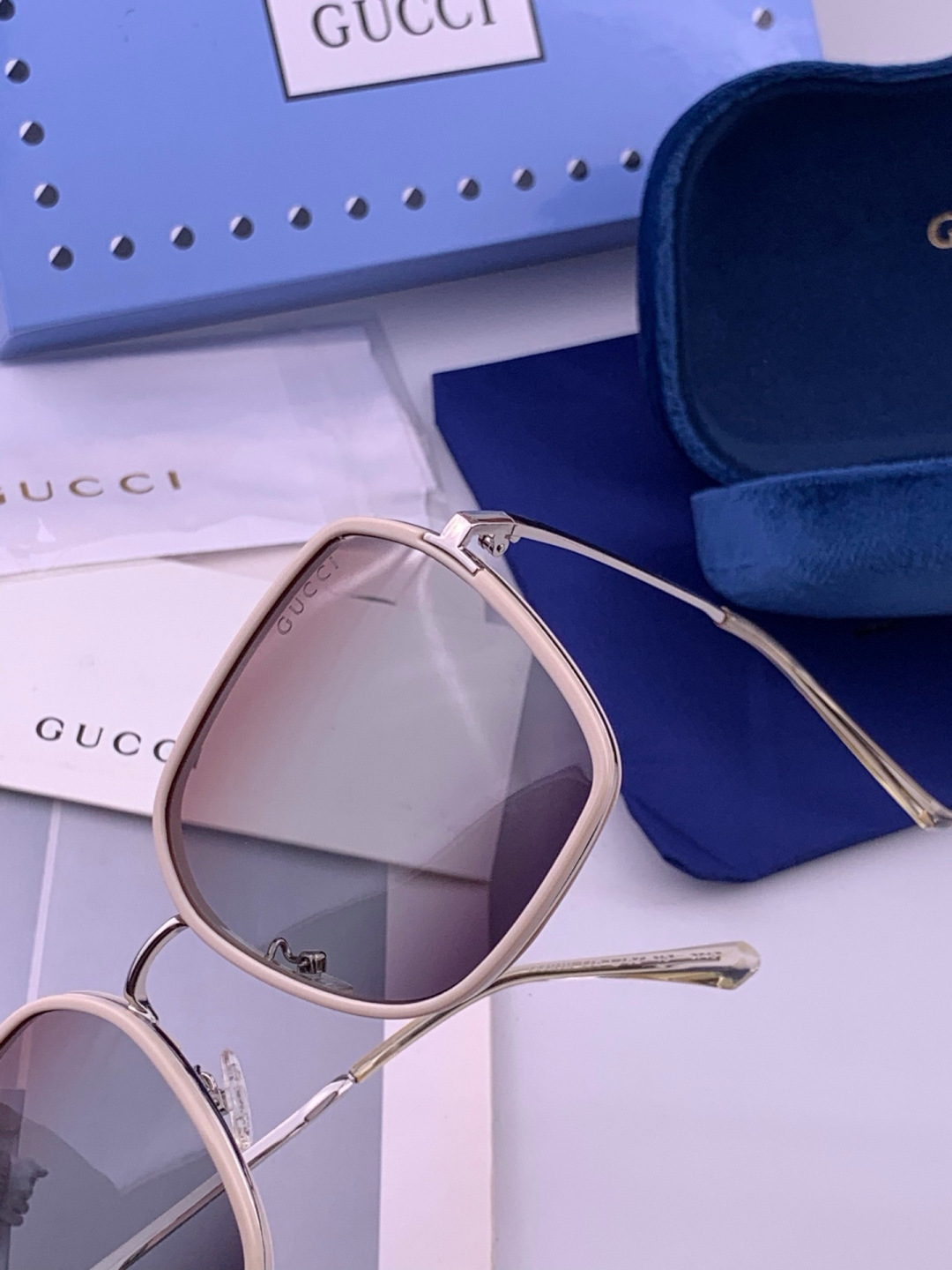 GUCCI 开春新款 最新款方框太阳镜 各路网红纷纷带起气场满分‼️ 俏皮甜美.上脸效果更佳.金属质感超