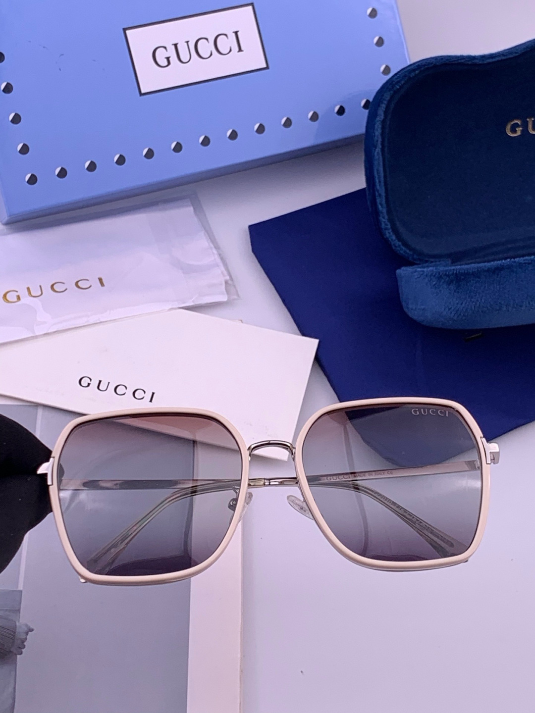 GUCCI 开春新款 最新款方框太阳镜 各路网红纷纷带起气场满分‼️ 俏皮甜美.上脸效果更佳.金属质感超