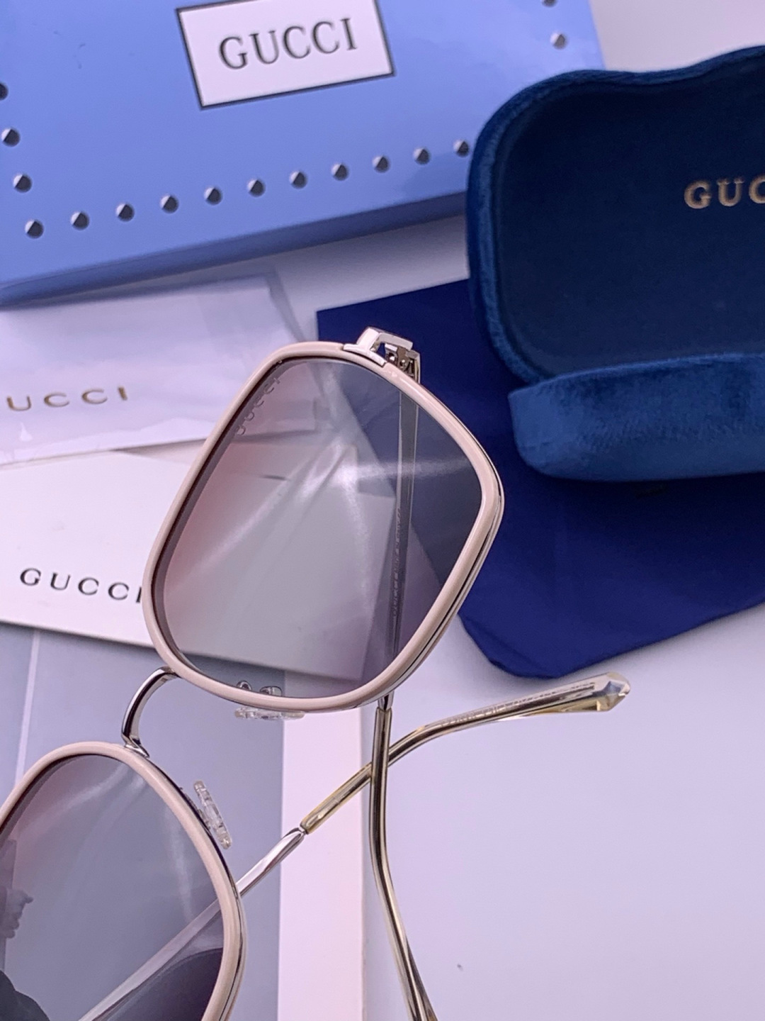 GUCCI 开春新款 最新款方框太阳镜 各路网红纷纷带起气场满分‼️ 俏皮甜美.上脸效果更佳.金属质感超