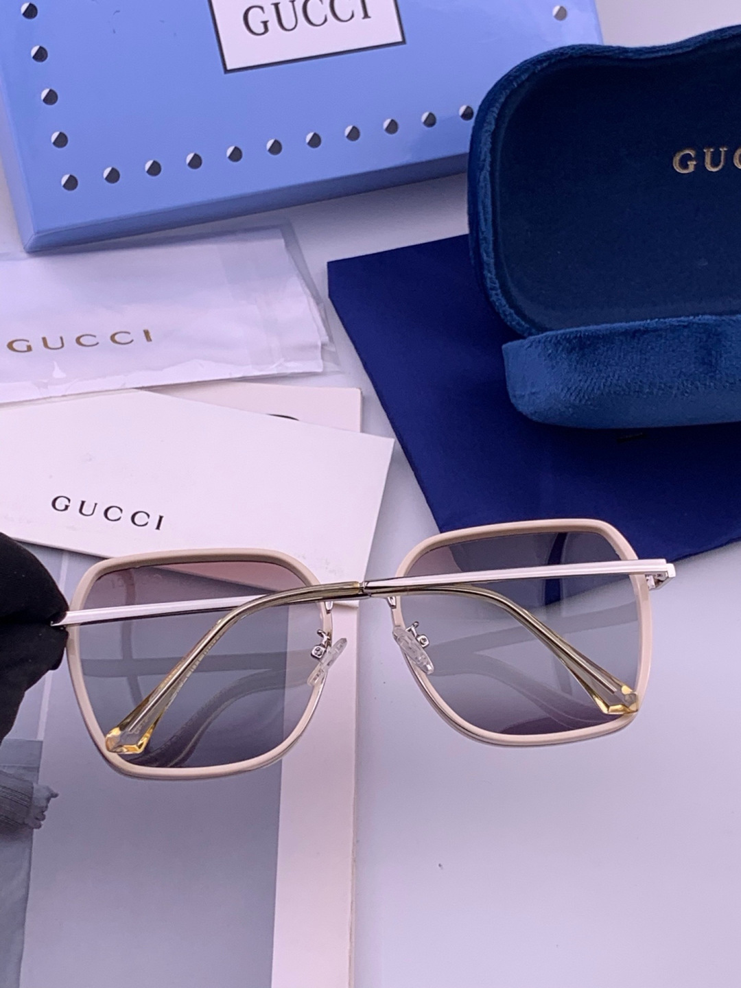 GUCCI 开春新款 最新款方框太阳镜 各路网红纷纷带起气场满分‼️ 俏皮甜美.上脸效果更佳.金属质感超