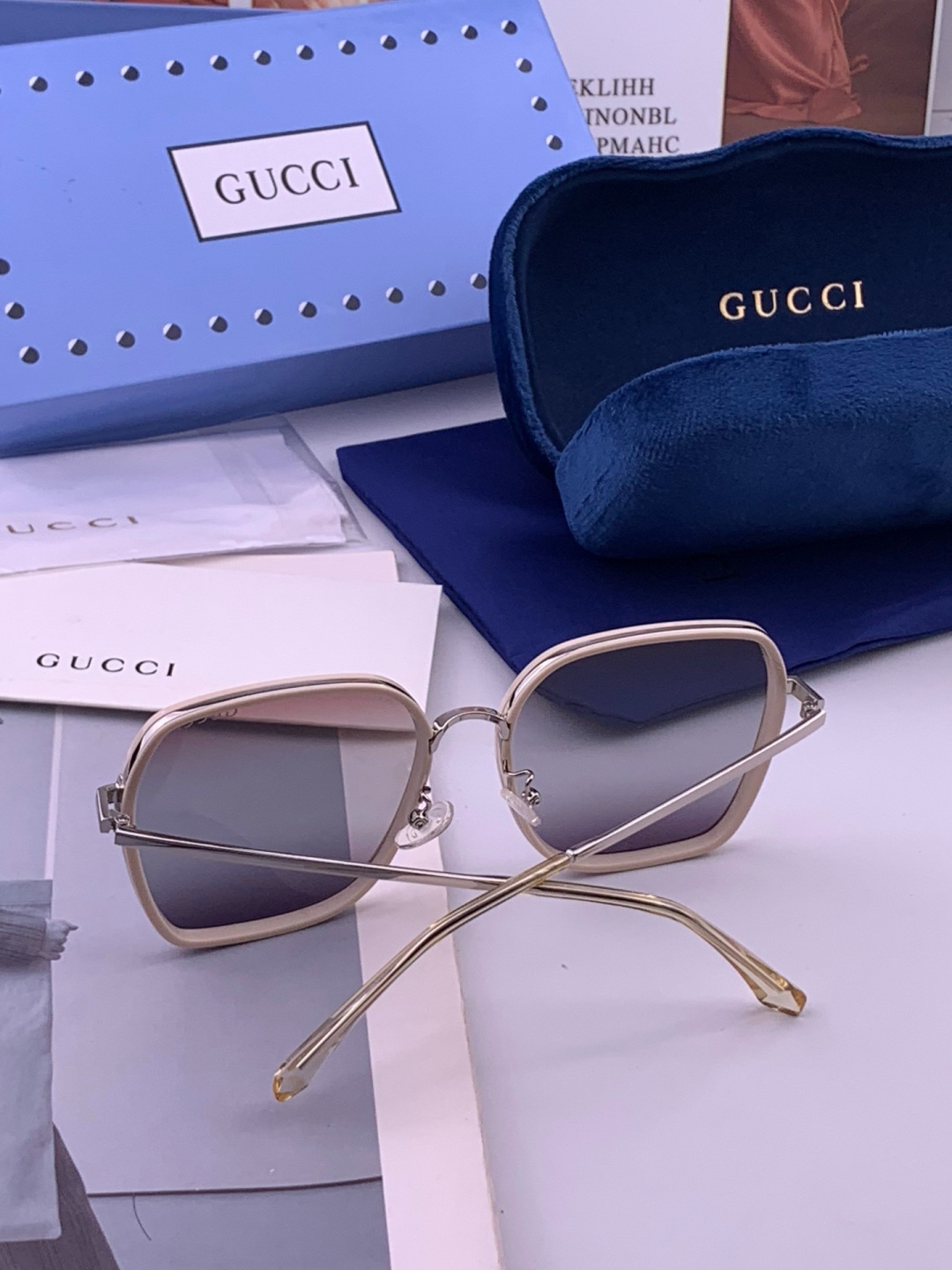 GUCCI 开春新款 最新款方框太阳镜 各路网红纷纷带起气场满分‼️ 俏皮甜美.上脸效果更佳.金属质感超