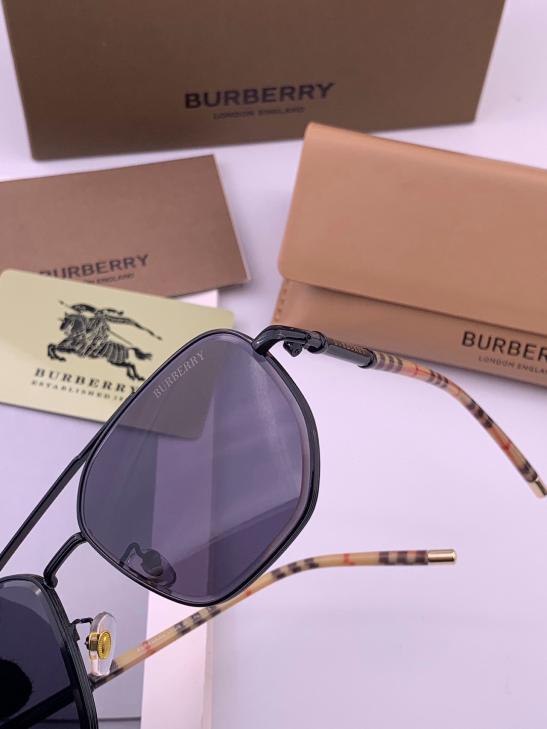 BURBERRY 巴宝莉 男士太阳眼镜 🕶🕶正版蛤蟆 太阳镜💋💋👣👣  高品质 不挑脸 火的狠 🍁🍁💯💯